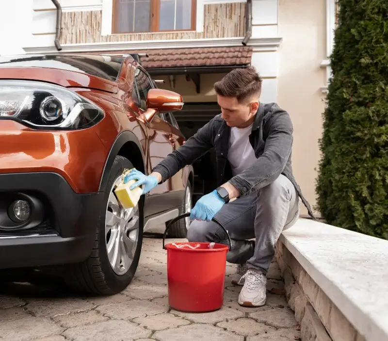 Lavage auto à domicile Champsanglard : professionnel intervenant sur un véhicule